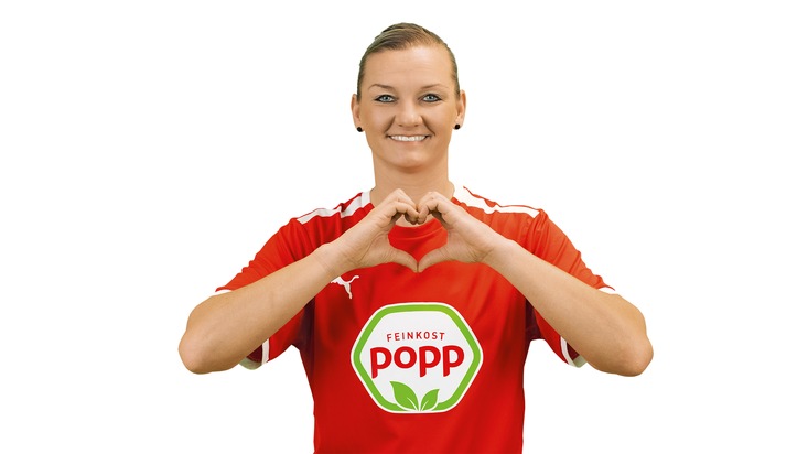 Popp Feinkost GmbH: Fußballstar Alexandra Popp bringt Stadion-Feeling in den Supermarkt / Mit Popp Feinkost auf Fan-Tour in NRW
