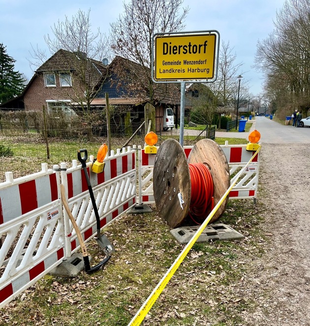 Meilenstein für den Glasfaserausbau in vier Ortschaften der Samtgemeinde Hollenstedt. Bauphase startet mit feierlichem Spatenstich in Dierstorf.