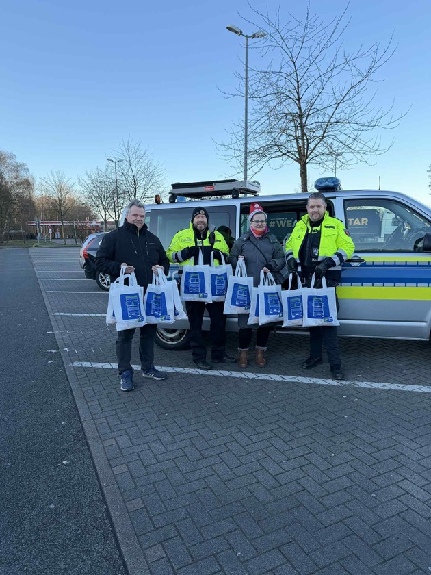 POL-WL: Fernfahrerstammtisch der Polizeidirektion L&uuml;neburg unterst&uuml;tzt Weihnachtsaktion von DocStop e. V.