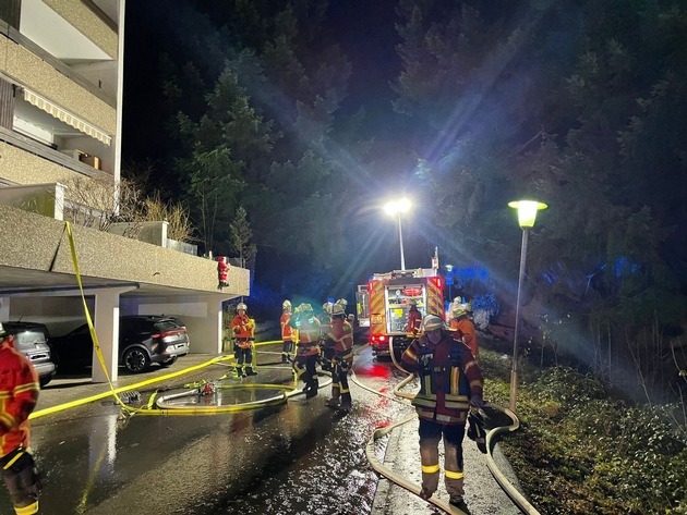 KFV-CW: Feuerwehr hat Wohnungsbrand im Mehrfamilienhaus schnell unter Kontrolle