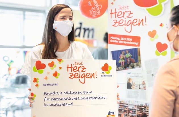 dm-drogerie markt: Rund 1,4 Millionen Euro spendet dm mit der HelferHerzen-Aktion "Jetzt Herz zeigen!" an 1.750 ehrenamtliche Projekte in ganz Deutschland