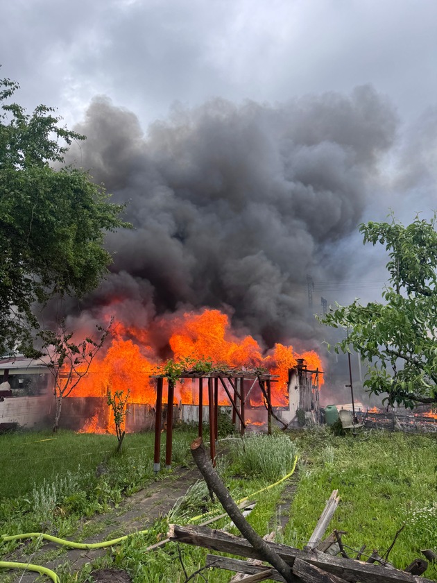 FW Neumünster: Feuerwehr Neumünster im Großeinsatz: Mehrere Gartenlauben in Vollbrand, schwierige Wasserversorgung erschwert Löscharbeiten