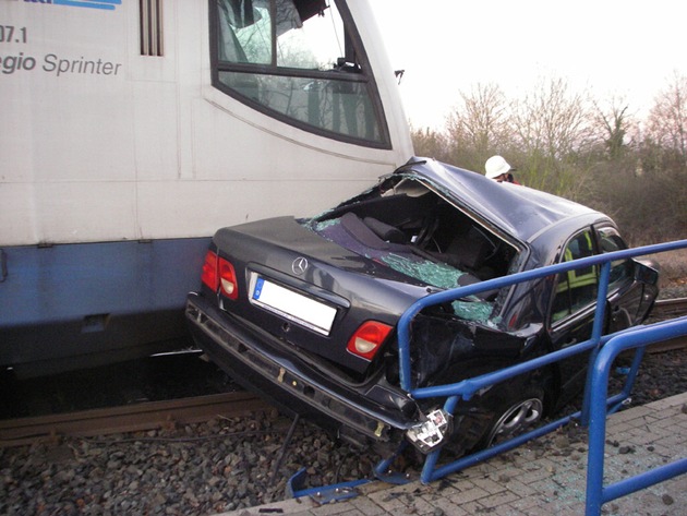 POL-DN: Autofahrer übersah Rurtalbahn