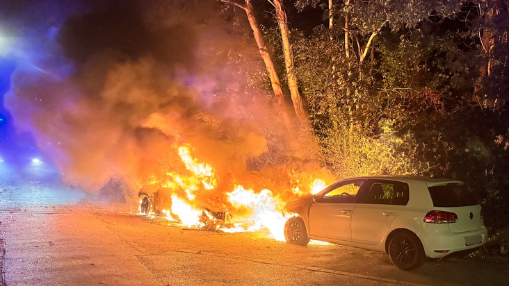 FW-MH: PKW-Brand auf der Wienenbuschstraße greift auf weiteres Fahrzeug und Waldstück über - Feuerwehr verhindert Ausbreitung