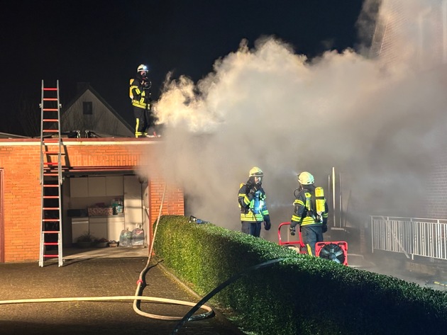 FW-ROW: Garage brennt in voller Ausdehnung - Feuerwehr verhindert Übergreifen auf Wohnhaus