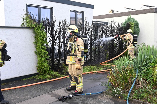 FW Pulheim: Heckenbrand bedroht Bungalow