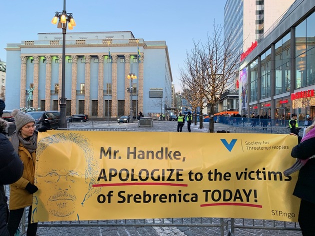 Proteste zur Preisverleihung an Peter Handke: Nur Verachtung für die Opfer