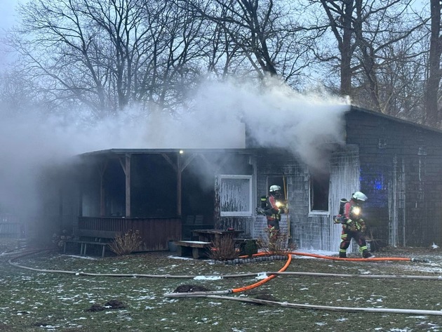 FW Norderstedt: Brand im Vereinsheim im Lemsahler Weg - Paralleleinsatz mit Menschenrettung in der Detlev-von-Liliencron-Straße