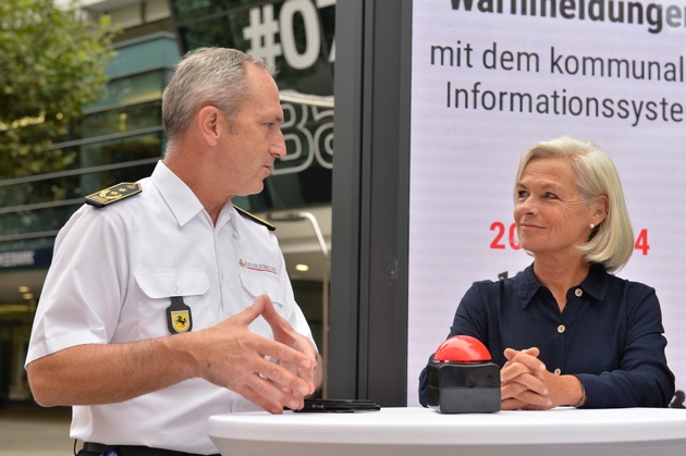 FW Stuttgart: Digitale Stadtinformationsanlagen in Stuttgart können ab sofort abgestufte Warnmeldungen anzeigen