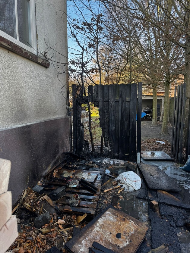 FW Wathlingen: Brennender Unrat neben einem Gebäude beschäftigt die Ortsfeuerwehren Nienhagen und Wathlingen