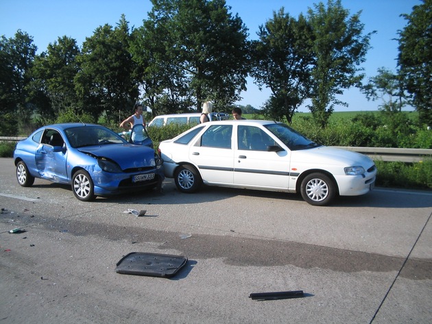 POL-HI: Hohes Verkehrsaufkommen, Hitze und Unachtsamkeit sind vermtl. Ursache für Verkehrsunfall mit 2 Verletzten und 4 beschädigten Fahrzeugen auf Autobahn bei Derneburg