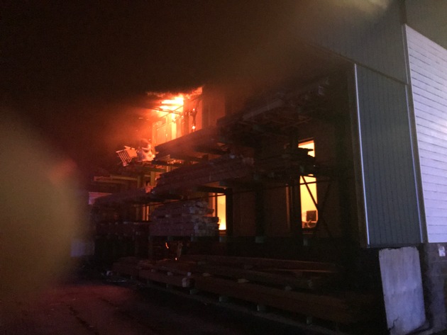 POL-HOL: Hoher Sachschaden bei Lagerhallenbrand in Deensen.