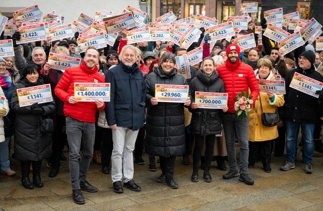 Deutsche Postcode Lotterie: 471 Mal Neujahrsglück in Neumarkt: Postcode Lotterie verteilt 1,4 Millionen Euro in der Oberpfalz