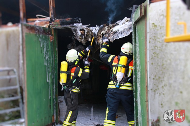 FW-HEI: Schwelbrand in ehemaligen Hühnerstall - Feuerwehr verhindert Brandausbreitung