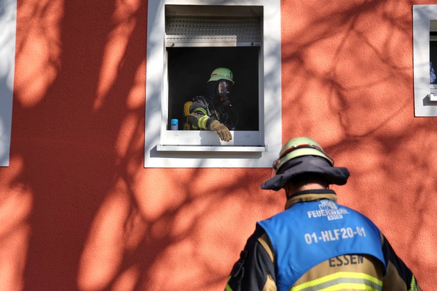 FW-E: K&uuml;chenbrand in Mehrfamilienhaus - drei Bewohner leicht verletzt