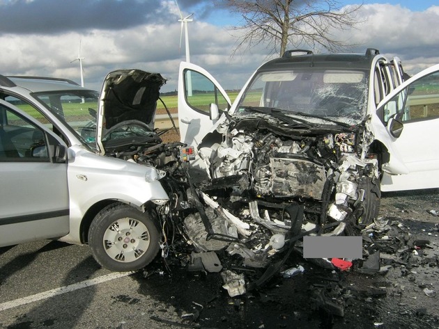 FW-BM: 21.11.2015 - Verkehrsunfall in Kerpen auf der B 477 fordert einen Toten und zwei Schwerverletzte