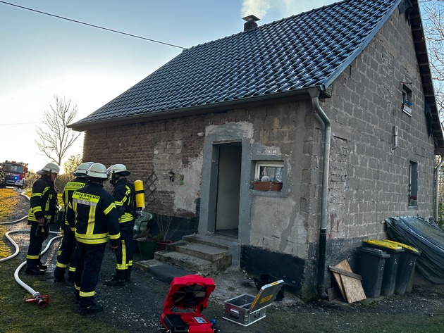 FW Hennef: B 2 Kaminbrand in Einfamilienhaus