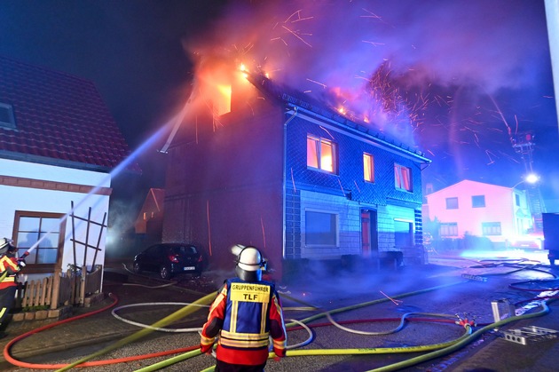 FW-RD: Dachstuhlbrand in Hohenwestedt - 80 Helfer im Einsatz