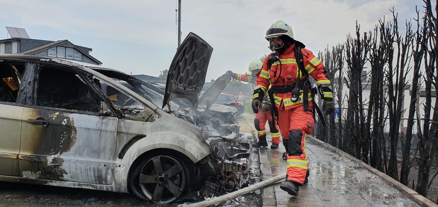 POL-ME: Mehrere Autos bei Heckenbrand beschädigt: Schaden von rund 100.000 Euro - Velbert - 1907151