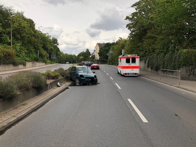 POL-PDKH: Spektakulärer Unfall auf der Gensinger Straße - Alleinbeteiligter PKW-Fahrer überfährt Fahrbahntrennung
