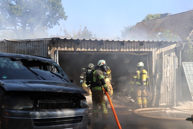 FW-SE: Feuer in Garage zerstört drei Autos