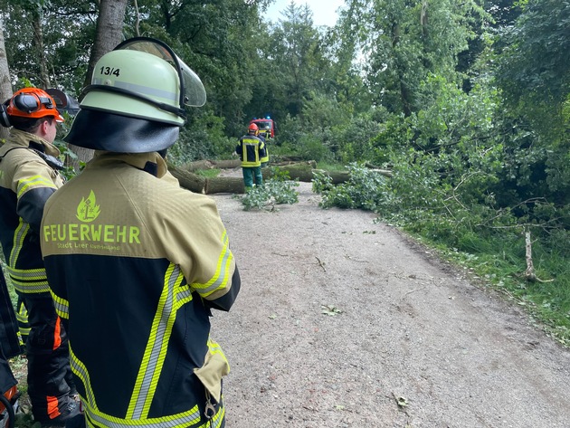 FW-LK Leer: Ein kurzes Gewitter, Sturmböen, eine Windhose und jede Menge Arbeit für die Feuerwehr