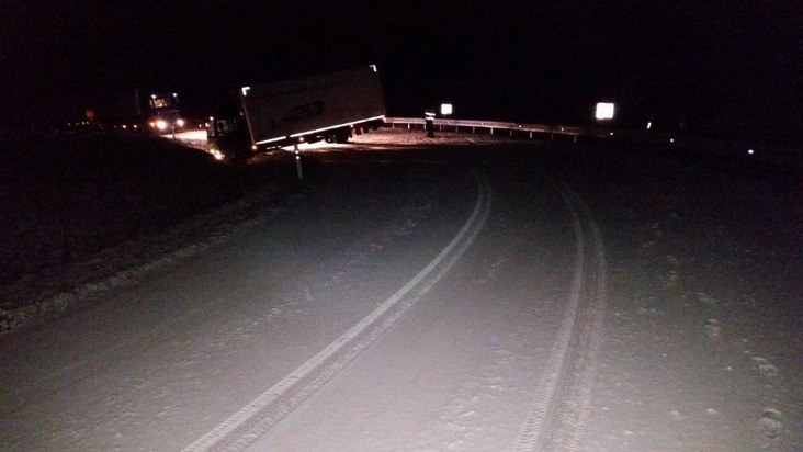 POL-HOL: Landkreis Holzminden

Wintereinbruch hält Polizei und Räumdienste in Trab
-
Zahlreiche Unfälle auf winterglatter Fahrbahn