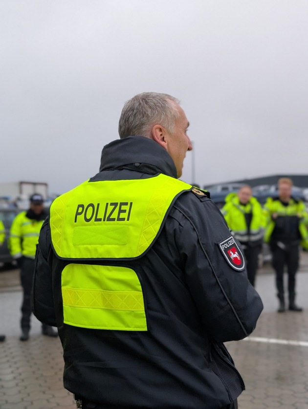 POL-WHV: Großkontrolle des Schwerlastverkehrs