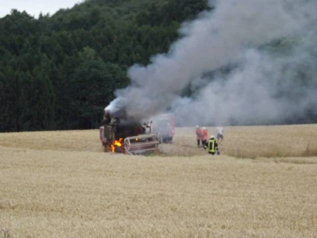 POL-HM: Brand eines Mähdreschers