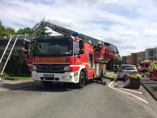 FW Dinslaken: Dachbrand in Hiesfeld