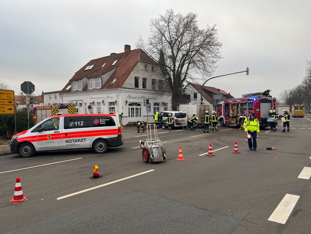 FW Flotwedel: Vier Verletzte nach schwerem Verkehrsunfall