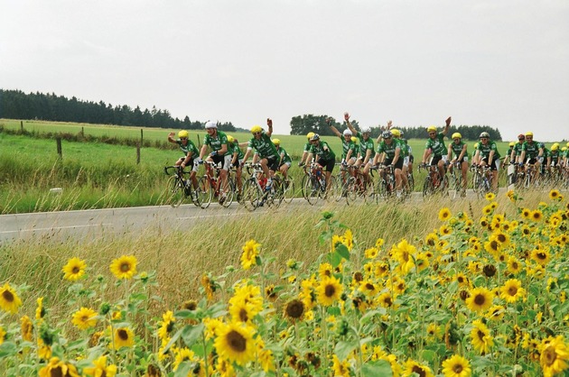 SKODA ist erstmals Fahrzeugpartner der Fahrrad-Spendenfahrt &#039;Tour der Hoffnung&#039; (FOTO)