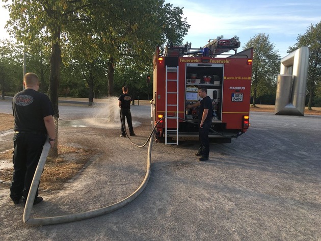FW-GE: Die Freiwillige Feuerwehr unterstützt Gelsengrün bei der Bewässerung der Grünanlagen.
