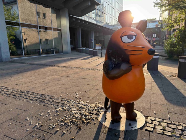 Maus-Figur in Köln in Brand gesetzt