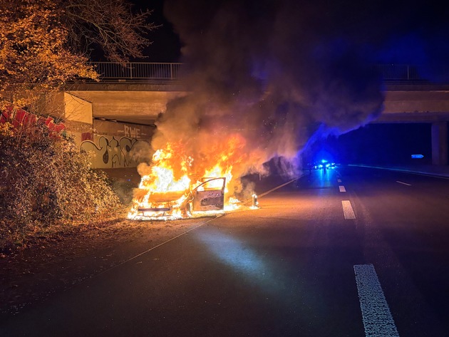 FW-E: Brennender Pkw auf der A 52 - Zusammenarbeit mit der Feuerwehr Ratingen