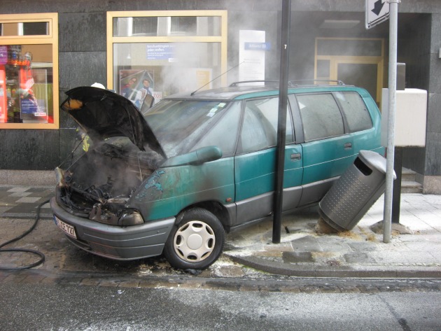 POL-HI: Brennender Pkw verursacht Verkehrsunfall