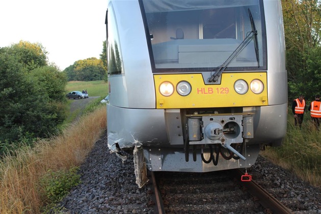POL-PDNR: Bildnachtrag zu POL-PDNR: Bahnunfall - Pkw kollidiert mit Zug