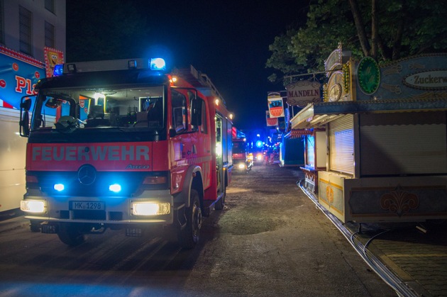 FW Menden: Stromkasten brennt auf dem Kirmesgelände