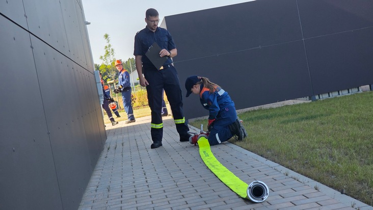 FW Celle: Jugendliche erhalten Jugendflamme Stufe 1