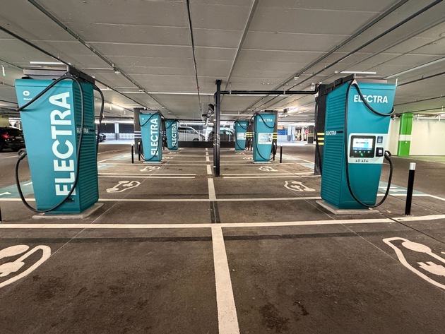 Electra weiht Schnellladestation mit 12 Ladepunkten im Shoppi Tivoli ein