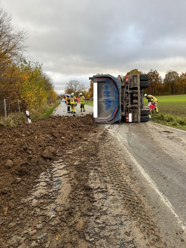 FF Bad Salzuflen: Lkw landet in Grastrup-Hölsen auf der Seite / Ein Mensch wird bei Unfall am Mittwochmorgen verletzt