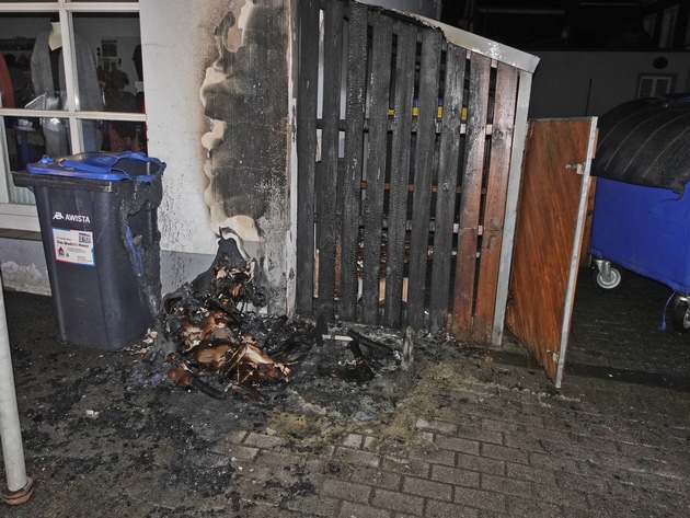 POL-ME: Feuer an Altpapiertonnen gefährdet Wohnhaus - Polizei ermittelt wegen Brandstiftung - Haan - 2204064