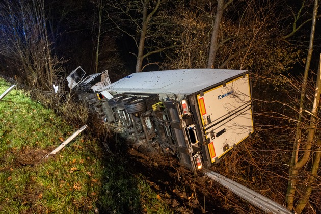 FW Porta Westfalica: 07.12.2025 - BAB2: LKW stürzt Böschung hinab / 2 Personen leichtverletzt