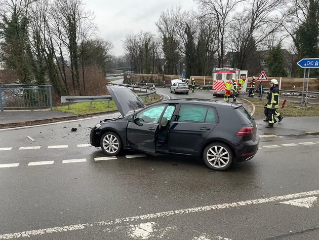FW-MH: Verkehrsunfall in Mülheim-Styrum