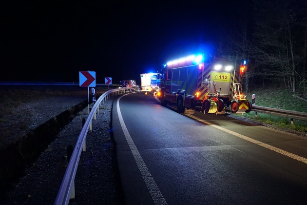 FW Ratingen: Unfall mti LKW, A44 im Autobahnkreuz Ratingen Ost teilweise gesperrt