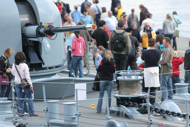 Marine - Pressemitteilung / Pressetermin: Kieler Woche 2010: Internationale Marinesoldaten und interessante Schiffe zu Gast im Marinestützpunkt