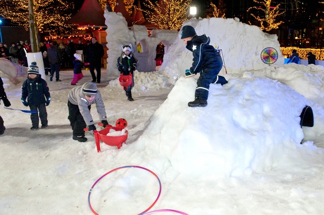 Schnee, Eisshows und Wintermarkt: Die Autostadt eröffnet Winterinszenierung (FOTO)