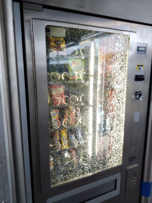 BPOL-HB: Vandalismus im Hauptbahnhof Bremerhaven: Elf Scheiben von Automaten, Informationskästen und einem Wetterschutzhäuschen zerstört