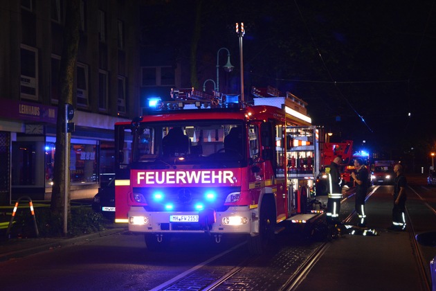 FW-MH: Kellerbrand in der Innenstadt. 29 Personen betroffen.