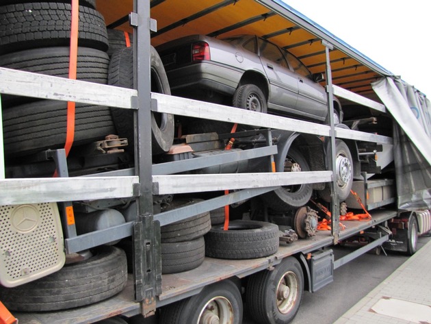 POL-F: 100507 - 539 BAB 5: Autobahnpolizei zieht Sattelzug mit erheblichen Mängeln aus dem Verkehr (siehe Lichtbilder)